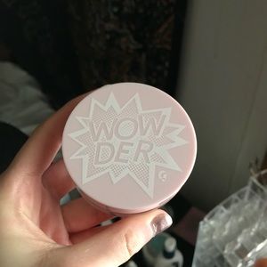 Glossier Wow-der in light/medium